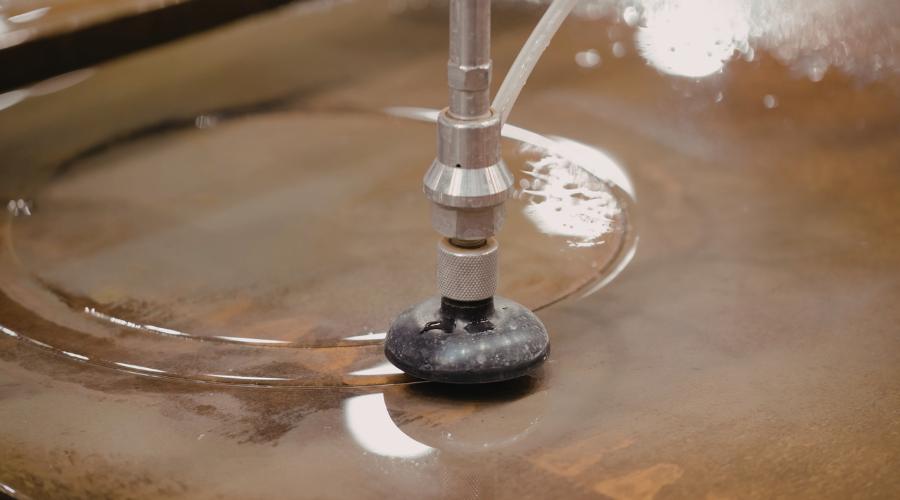 Pocas tecnologías ofrecen un equilibrio tan bueno entre precisión y versatilidad como lo hace el corte por chorro de agua.