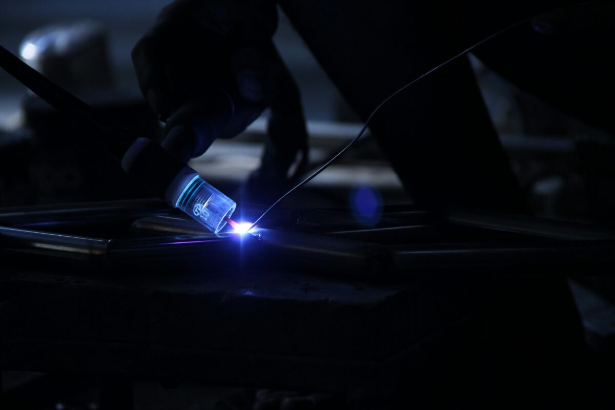 Proceso de soldadura MIG industrial durante fabricación de estructuras metálicas