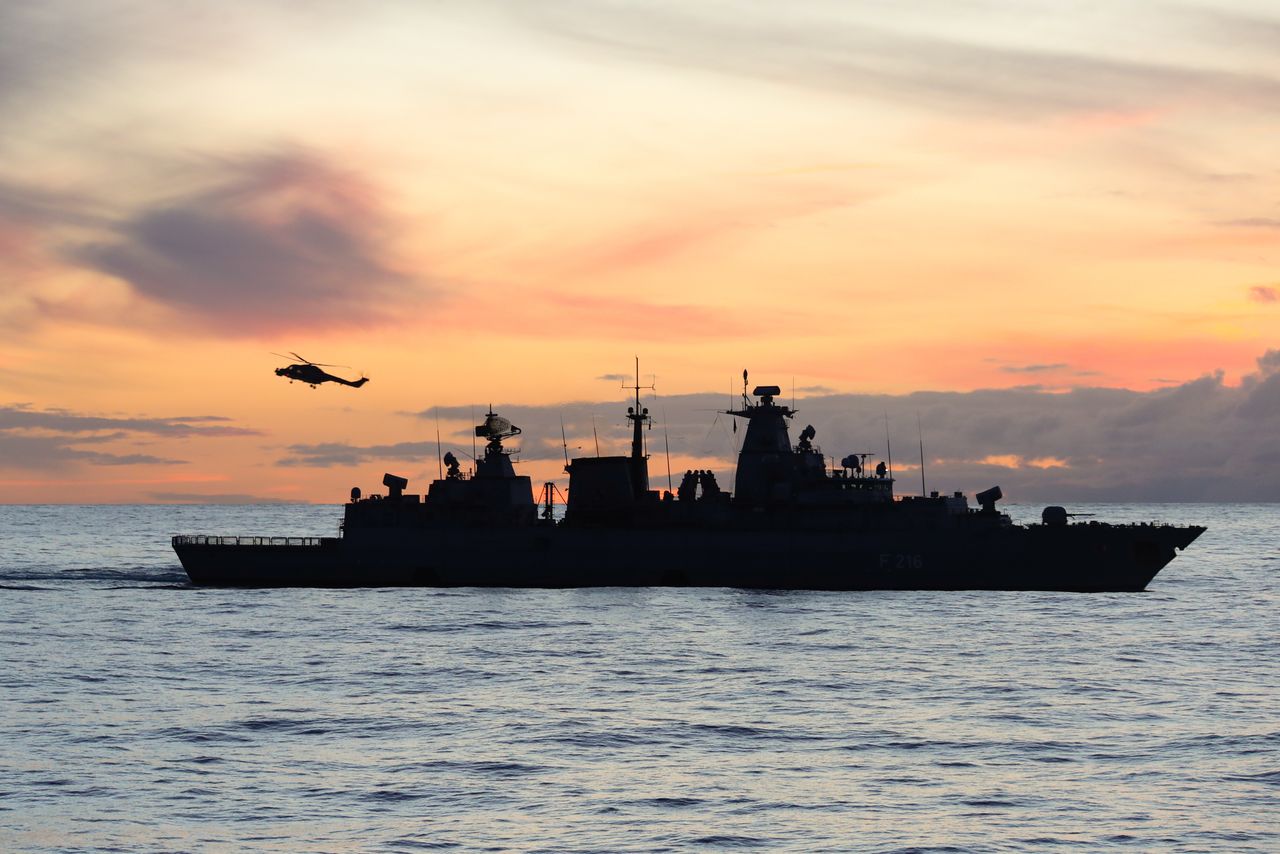 Buque militar con helicóptero para aplicaciones del sector naval