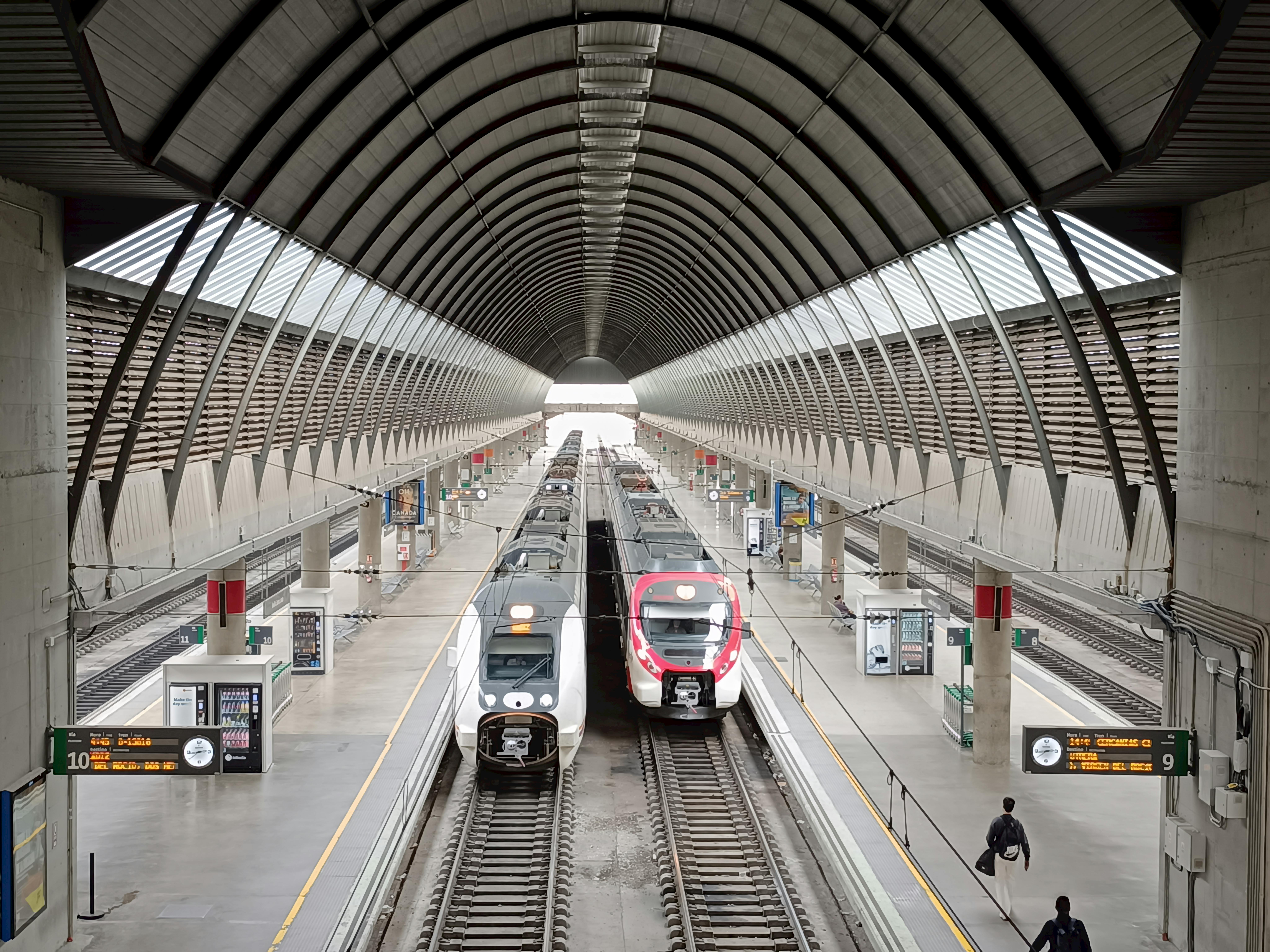 Estación ferroviaria moderna vinculada a la industria ferroviaria y mecanizado industrial