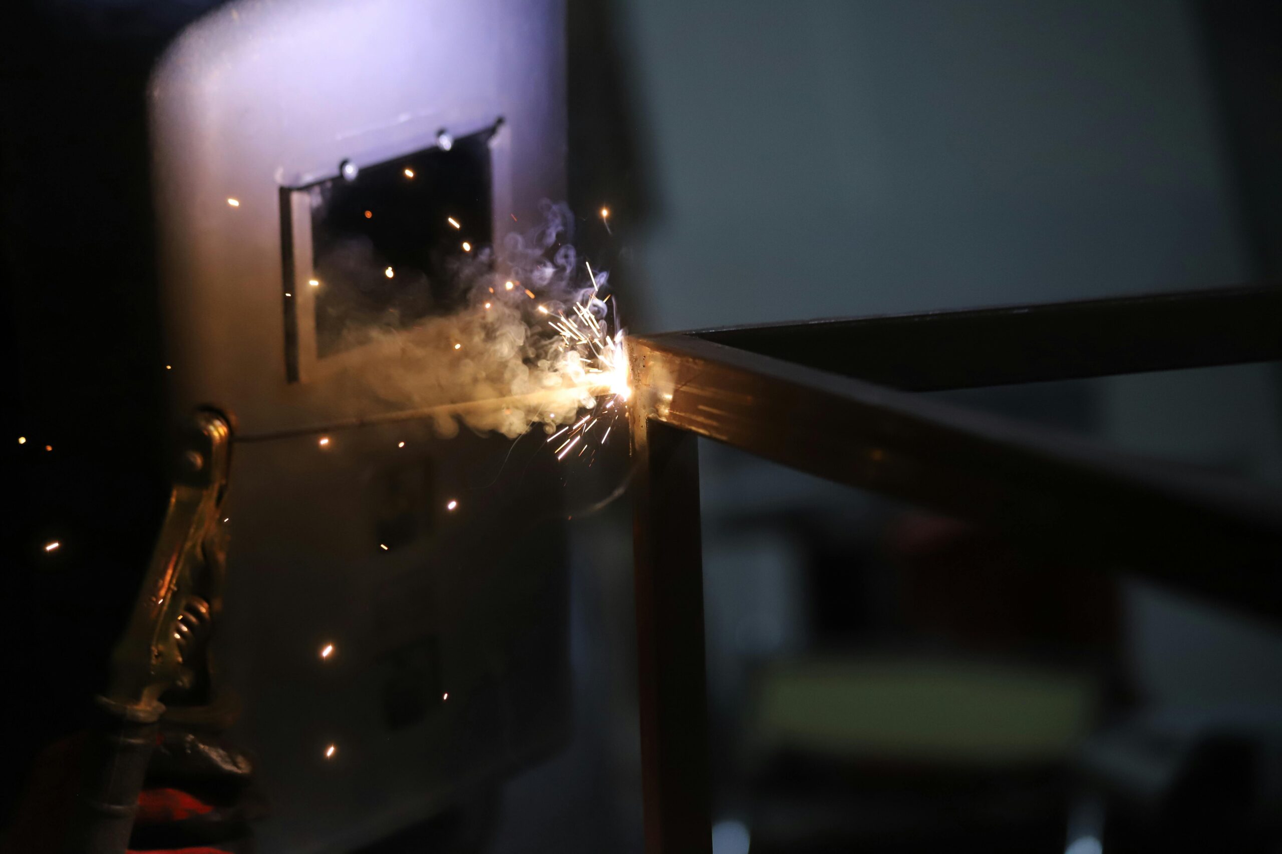 Proceso de soldadura MMA industrial sobre estructura metálica