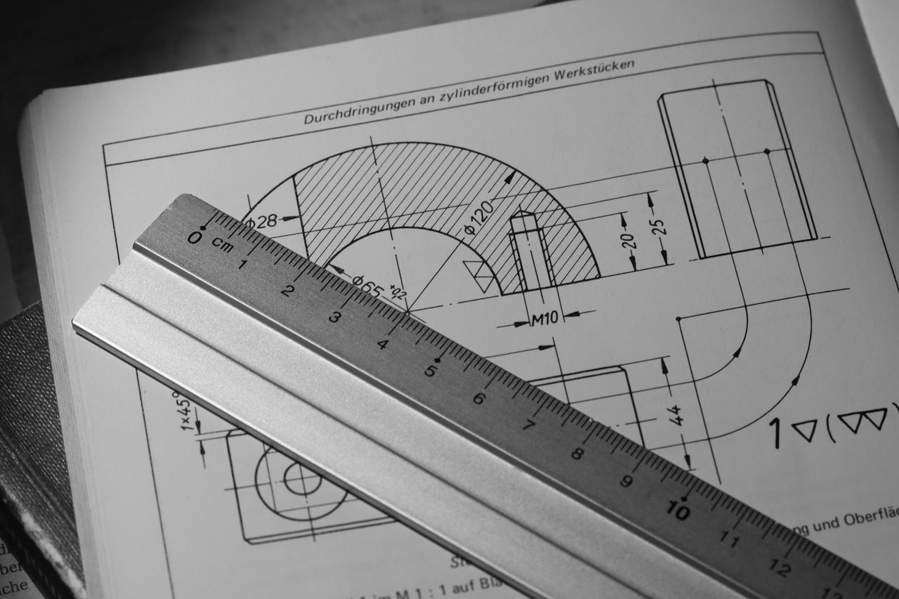 Plano técnico con cotas y tolerancias de una pieza mecanizada